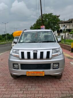 TUV300 T8